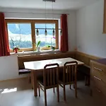 Tropper Apartman